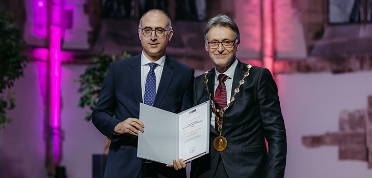 (v.l.) Prof. Dr. med. Dimitrios Mougiakakos und Rektor Prof. Dr.-Ing. Jens Strackeljan. Fotografin: Jana Dünnhaupt/OVGU